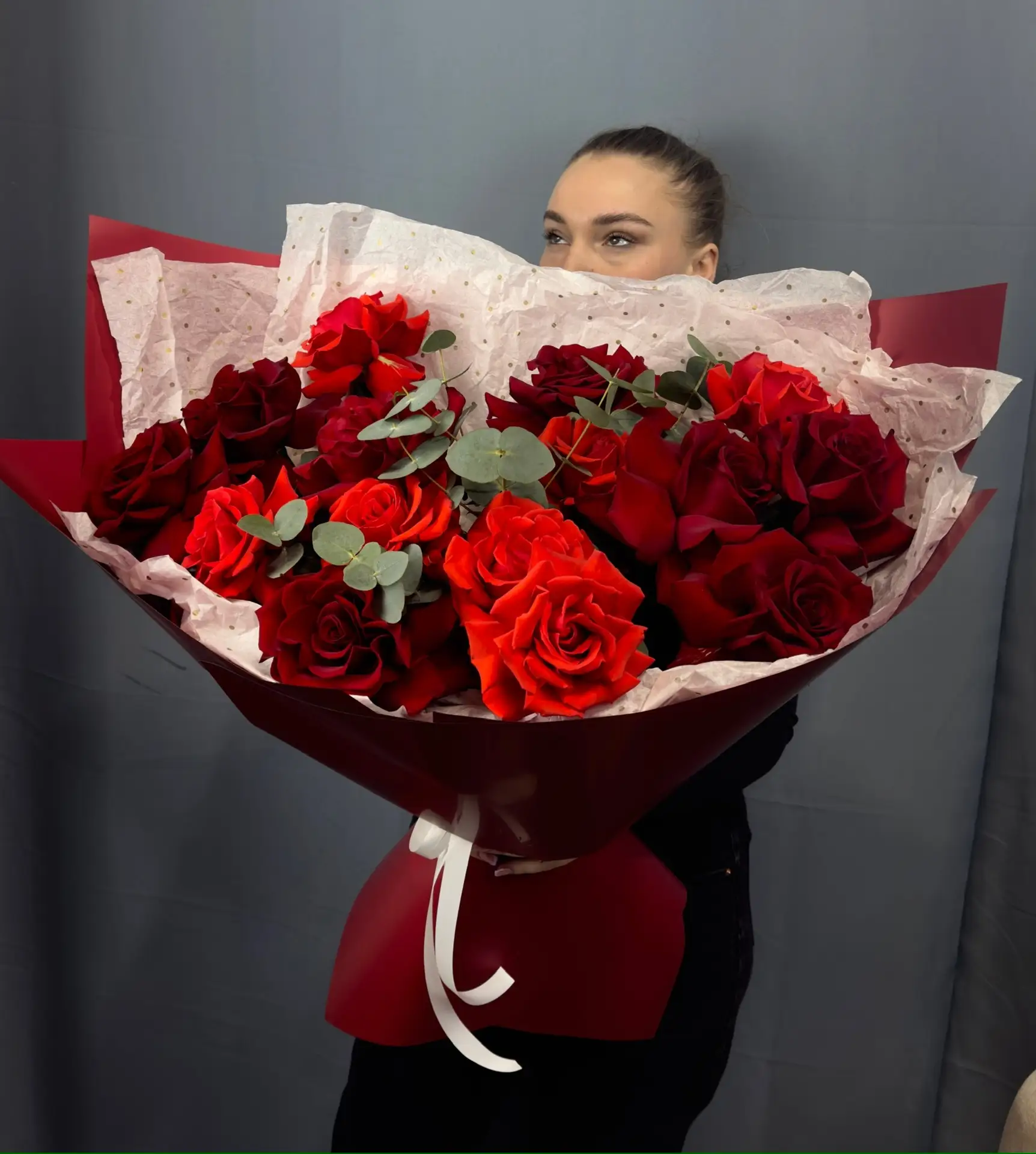Букет из 15 ярких французских роз с эвкалиптом