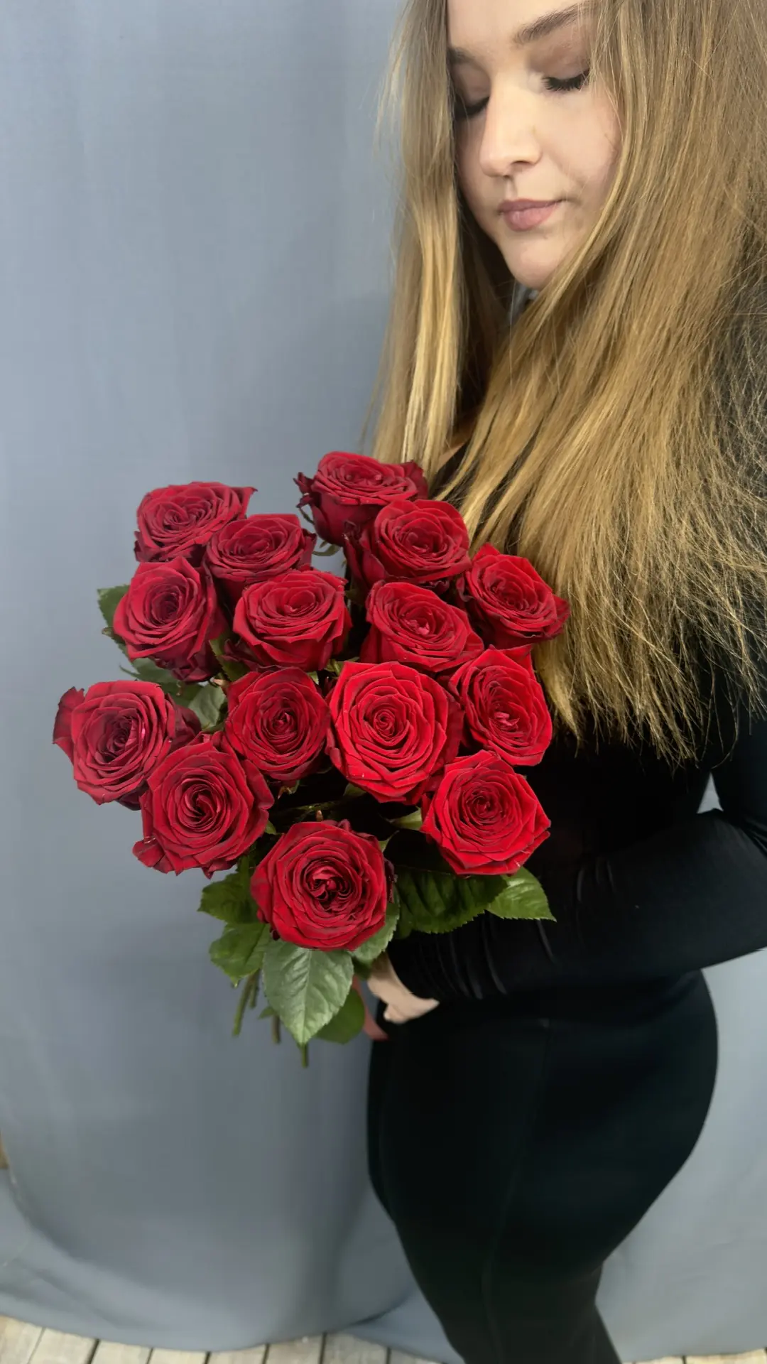 13 красных роз 60 см
